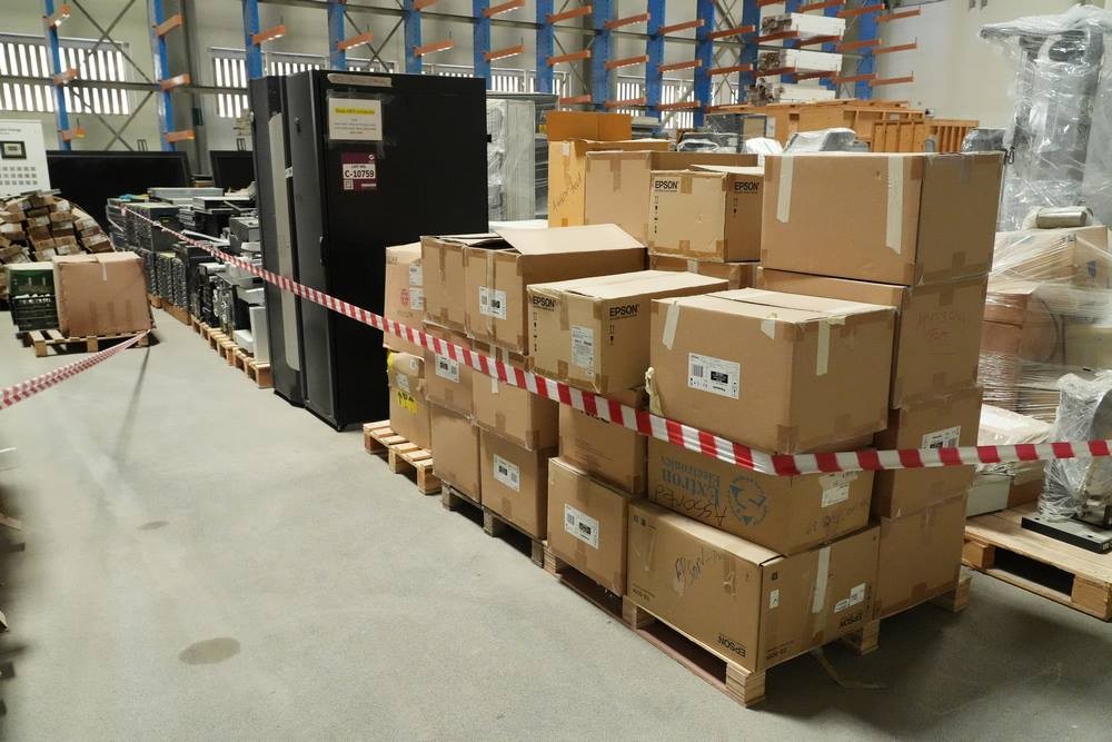 أجهزة تقنية، خوادم، شبكات، سيرفرات ومعدات اتصالات