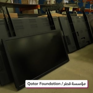 شاشات عرض كبيرة وأجهزة بروجكتر